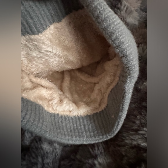 Pom Pom Beanie - Cream and Gray⭐️ - Picture 4 of 4